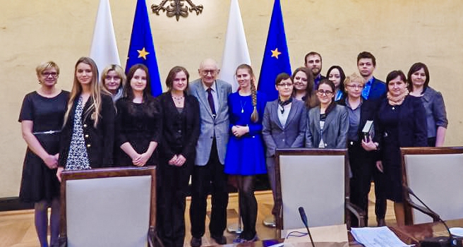 Zdjęcie przedstawia słuchaczy Akademii Dyplomacji podczas wizyty studyjnej w Warszawie